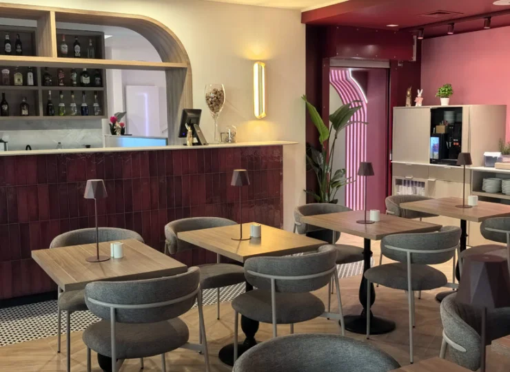 Mieści się tu restauracja a la carte Muselet