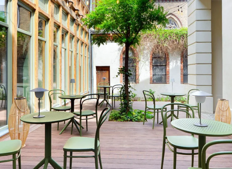 W ciepłe dni można skorzystać ze stoliczków na patio