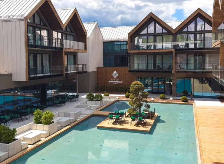 Termy Karkonosze to nowoczesny resort willowo-hotelowy otwarty w 2024 roku