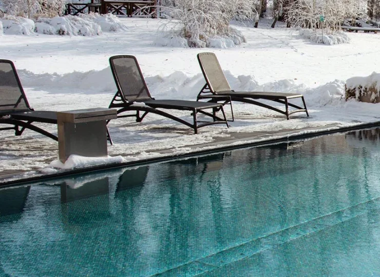 Hotel dysponuje zewnętrzną strefą wellness z całorocznym jacuzzi