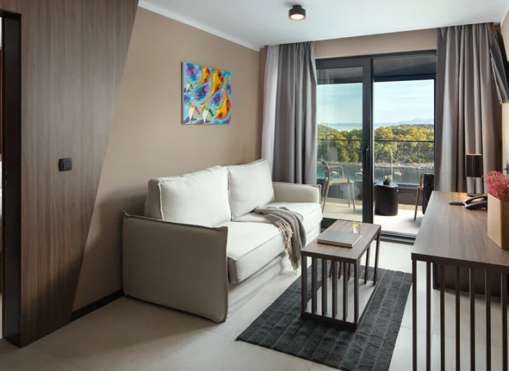 Pokój dzienny apartamentu superior z widokiem na morze