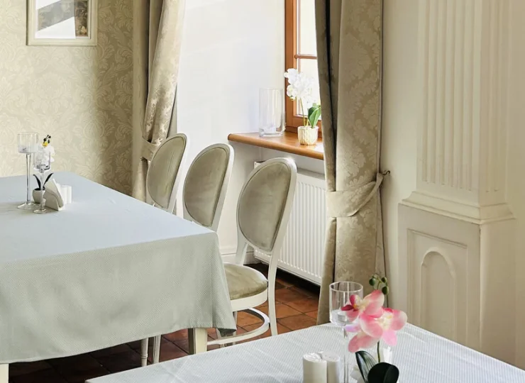 Na gości czekają tutaj 2-, 4- i 6-osobowe stoliki