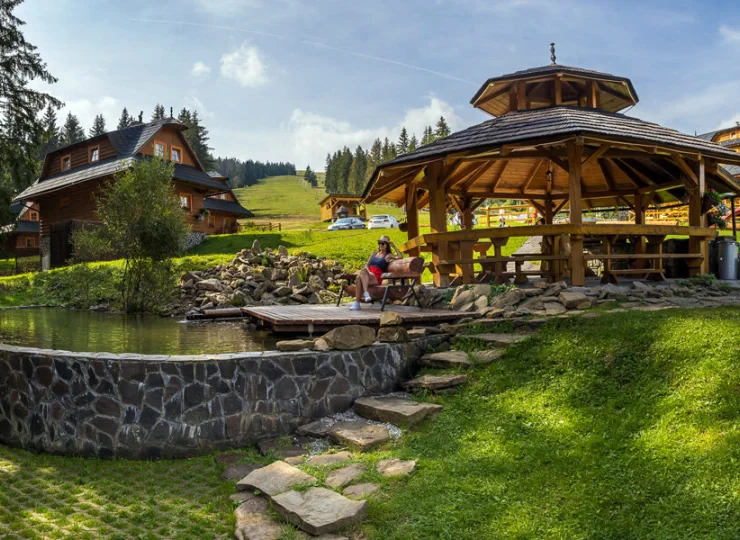 Kompleks posiada własny ośrodek narciarski, hotel, górską kolibę i domki