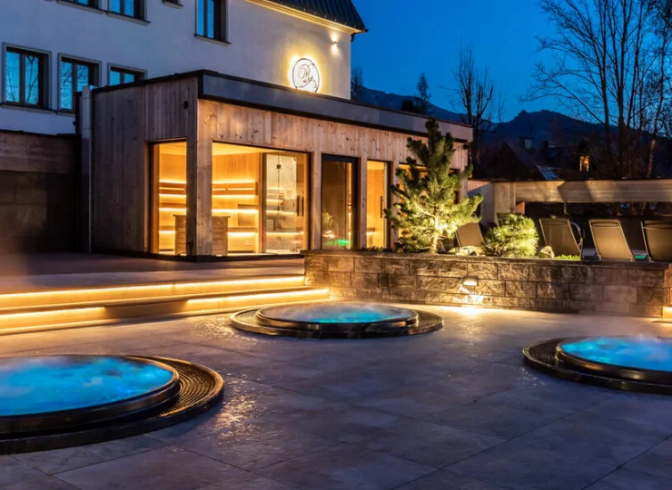 Obok basenu są 3 wanny jacuzzi