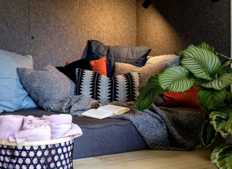 Przy kąciku telewizyjnym można wygodnie usiąść z książką