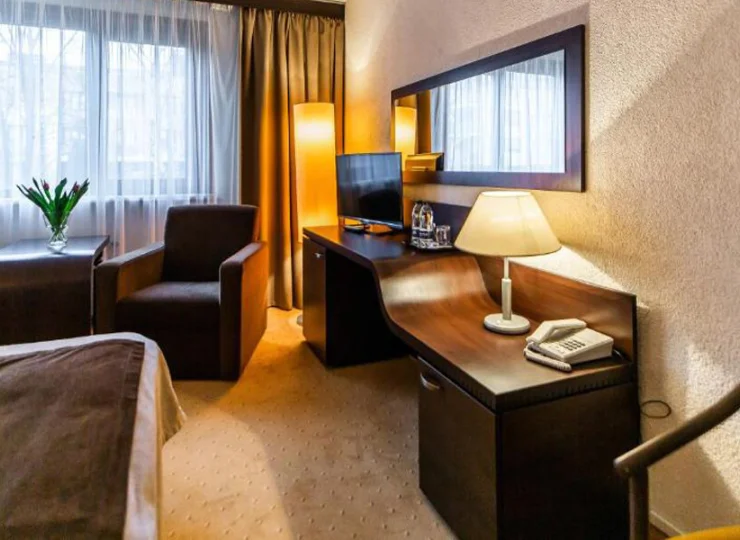 W pokoju jest miejsce do pracy oraz do wypoczynku