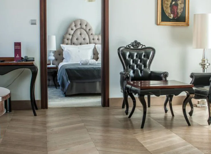 Apartament Napoleon posiada salon oraz 2 odrębne sypialnie