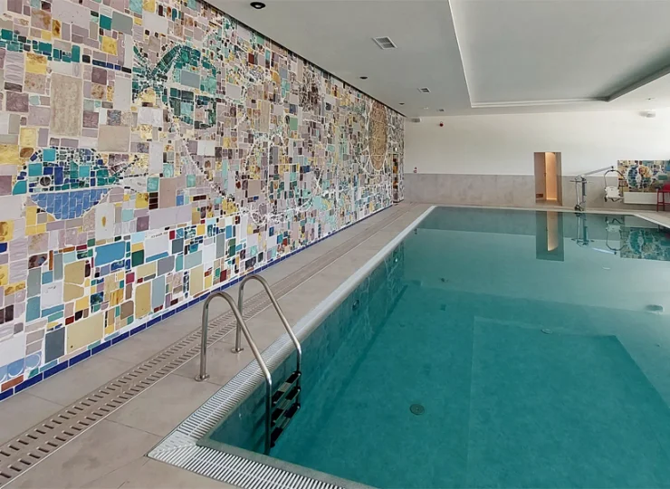 Wzdłuż basenu wyeksponowano piękną mozaikę