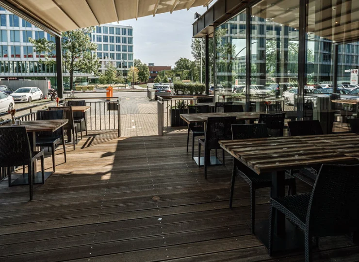 W ciepłe dni można siąść na tarasie