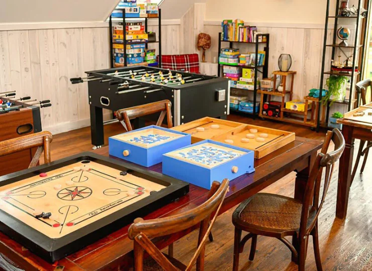 Na wypadek niepogody jest też sala wypoczynkowa z licznymi grami