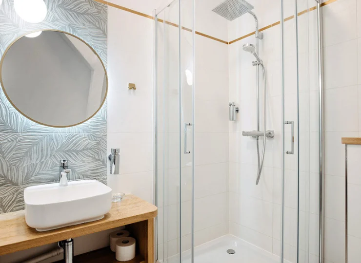 Łazienki w oficynie są nowoczesne