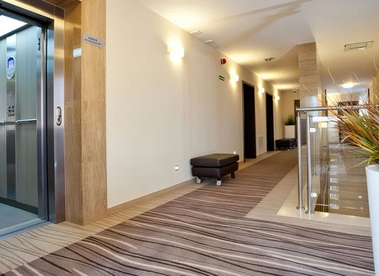 Obiekt jest wyposażony w nowoczesne windy