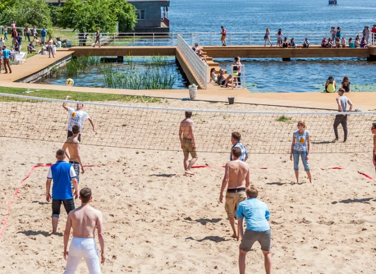 Goście lubią grać w siatkówkę plażową