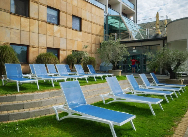 Przygotowano także leżaki do zażywania kąpieli słonecznych