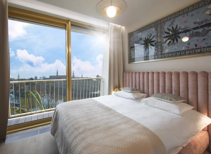 Sypialnia w apartamencie rodzinnym z widokiem na Odrę