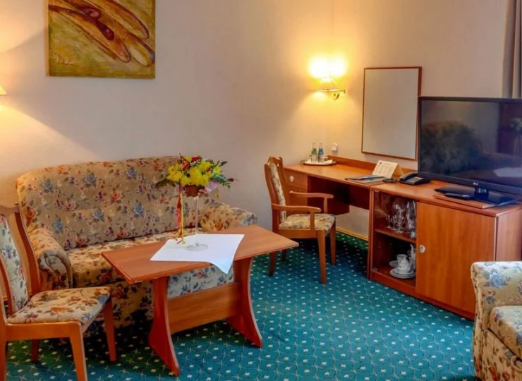 Apartament ma osobną sypialnię i salon z rozkładaną kanapą