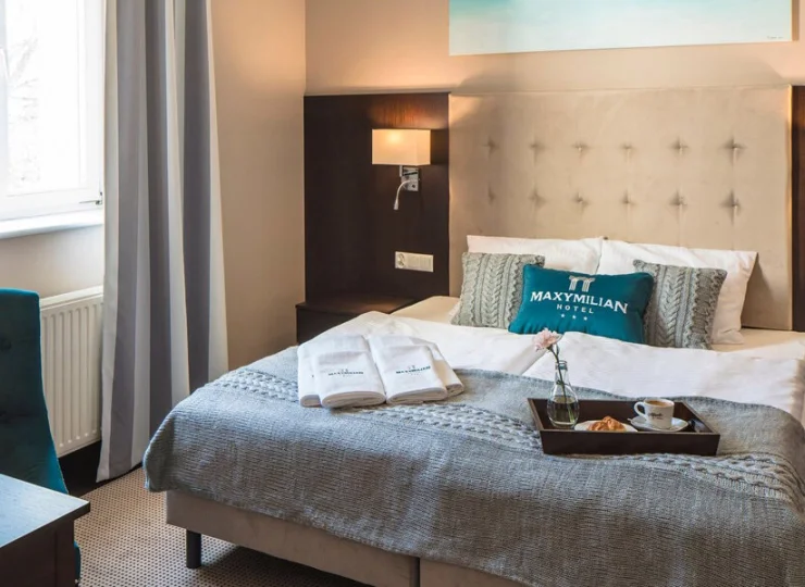 W każdym pokoju znajdziesz minibar, szlafroki, sejf, TV, wifi, biurko, wodę