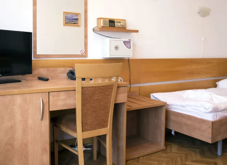W pokoju jest też biureczko