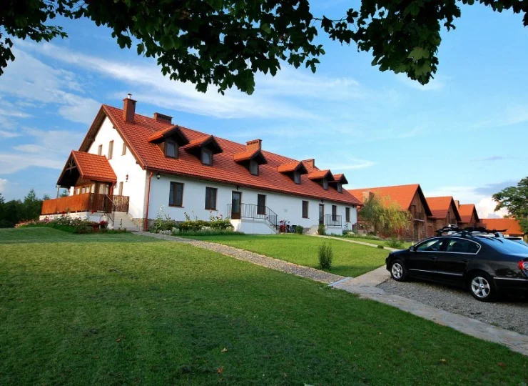 Dwór Kombornia Folwark*** to przepięknie położony obiekt w zacisznej okolicy