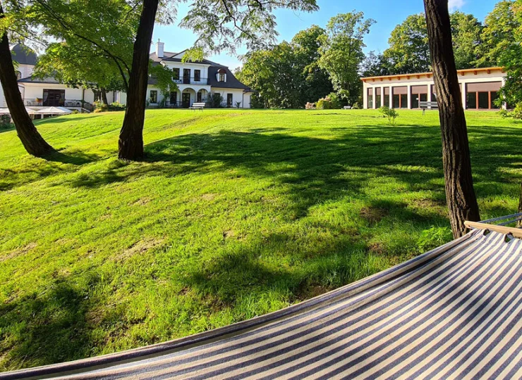 Zadbany park to wspaniałe miejsce błogiego letniego odprężenia