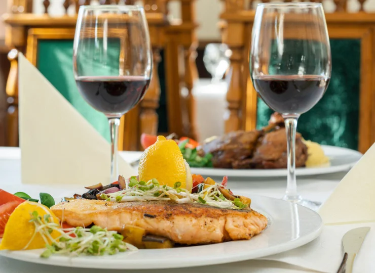 Do wyboru są dania mięsne, rybne, sałatki, zupy i desery