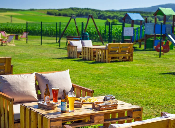 Duży teren rekreacyjny z widokiem na Góry Opawskie