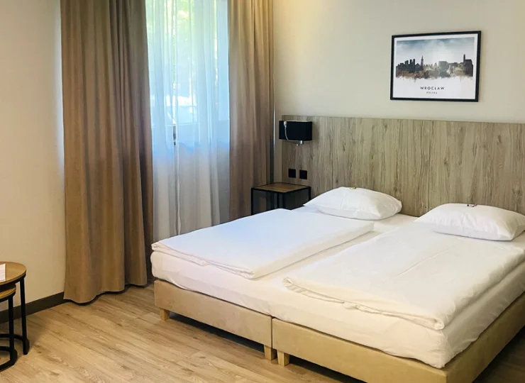 Pokój rodzinny zawiera łóżko małżeńskie oraz rozkładaną kanapę