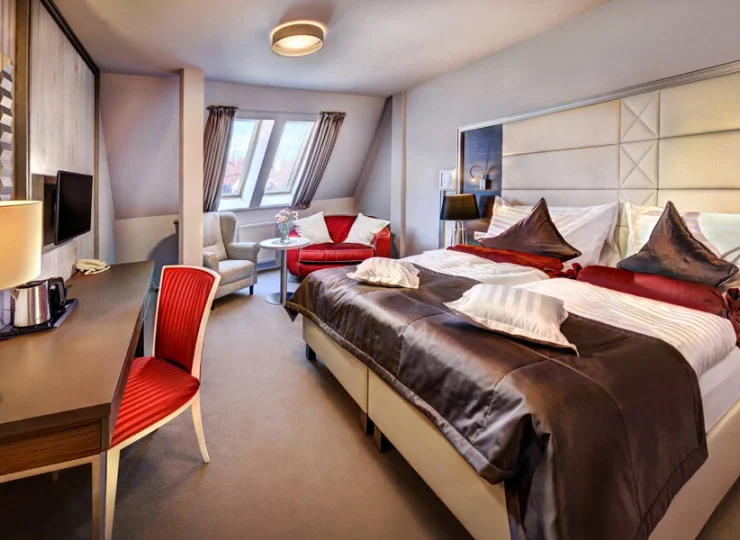 Goście mogą zamieszkać w pokojach hotelowych oraz przestronnych apartamentach