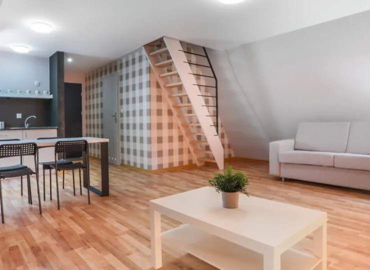 Domki są dwupiętrowe, mogą pomieścić 4-os. na 60 m2 powierzchni