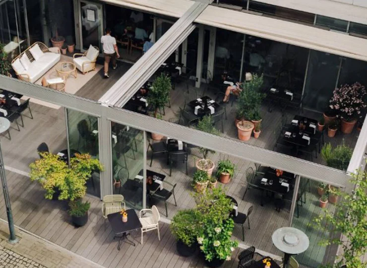 Za nowoczesną fasadą hotelu skrywają się stylowe wnętrza oraz urokliwy ogród