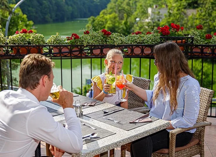 Z tarasu rozciąga się widok na jezioro