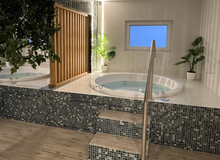 Hotel dysponuje strefą wellness z dwiema wannami jacuzzi