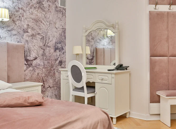 Jedna z sypialni w apartamencie