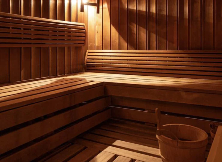 Centrum SPA obejmuje saunę suchą, łaźnię parową, jacuzzi, bicze szkockie