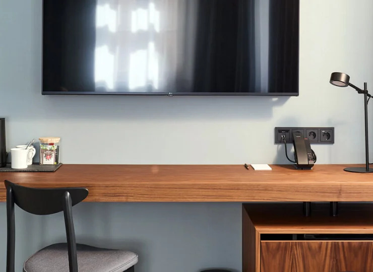 Znajdziecie tutaj zestaw do parzenia kawy i herbaty, minibar, smart TV