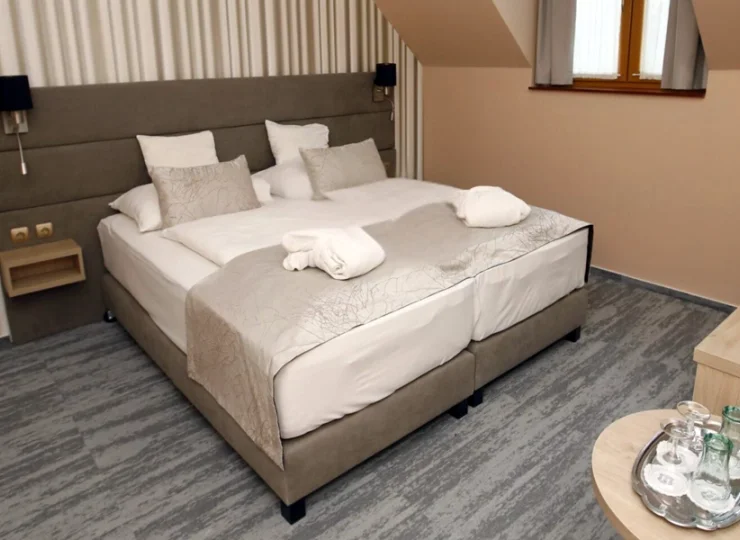 Pokoje są wyposażone w minibar, smart TV, wifi, sejf, szlafroki, ręczniki