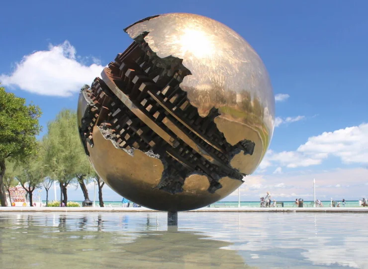 La Sfera Grande - najbardziej rozpoznawalne miejsce w Pesaro
