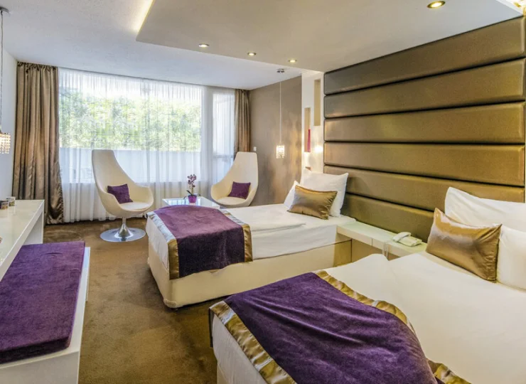 Na gości 4-gwiazdkowego hotelu czekają wygodne i bogato wyposażone pokoje