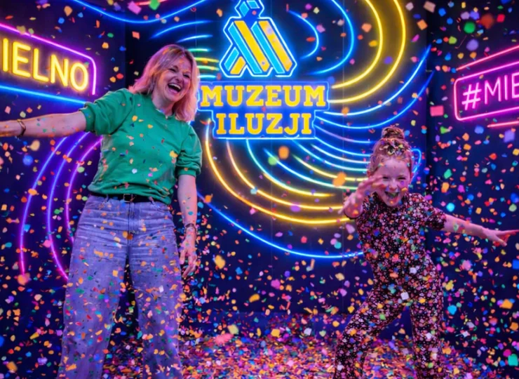 Turyści chętnie odwiedzają Muzeum Iluzji w Mielnie