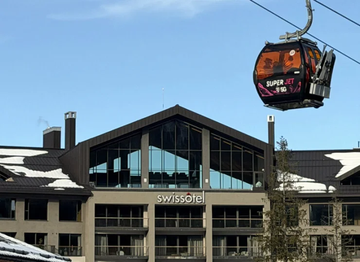 Tuż obok hotelu kursuje kolejka gondolowa