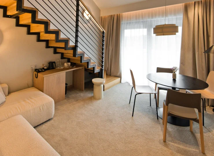 W klasie deluxe znajdziemy także wygodny apartament z antresolą