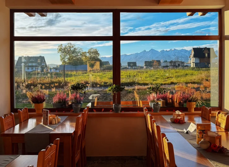 Na parterze hotelu mieści się bufetowa restauracja z widokiem na Tatry
