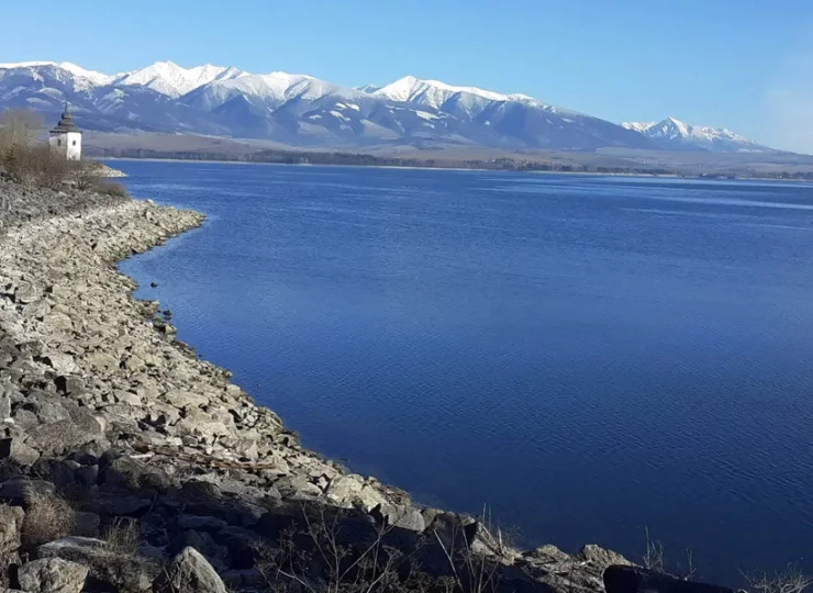 Liptowska Mara to jezioro malowniczo położone w górach