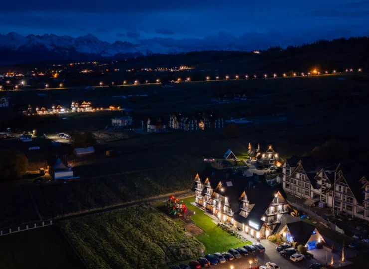 Hotel Malinowy Potok o zmroku z Tatrami w tle