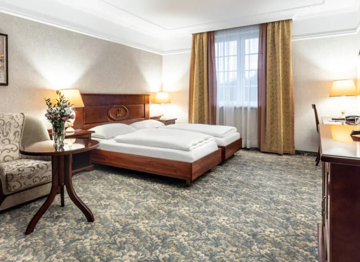 Hotel zaprasza do klasycznych wnętrz z malowniczym krajobrazem za oknem