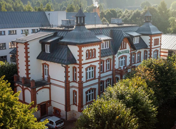Jagusia znajduje się w zacisznej części Kudowy-Zdroju blisko centrum uzdrowiska