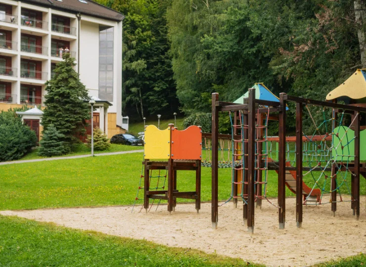 Obok hotelu przygotowano plac zabaw dla dzieci