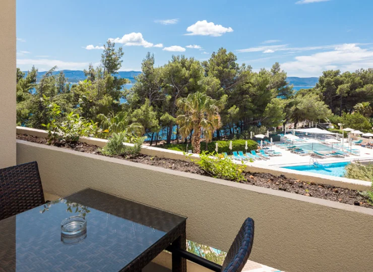 Balkon z widokiem na strefę basenową