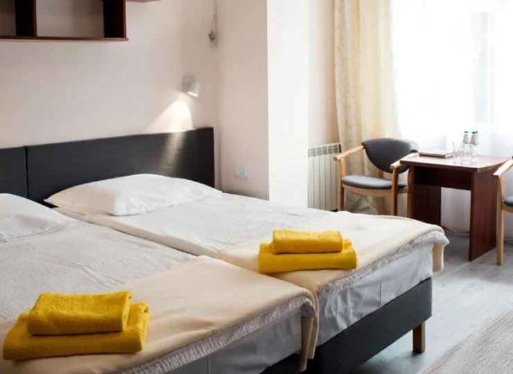 W pokoju 3-osobowym dwa łóżka są połączone, a trzecie stoi oddzielnie