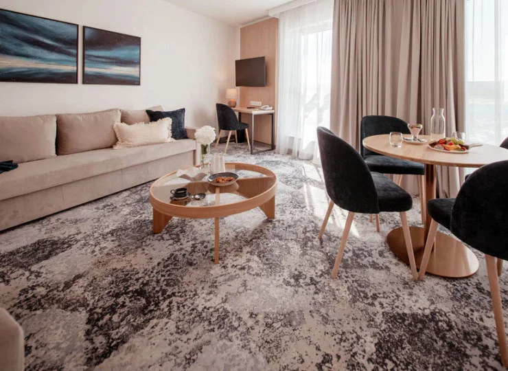 Apartament deluxe składa się z pokoju dziennego i sypialni